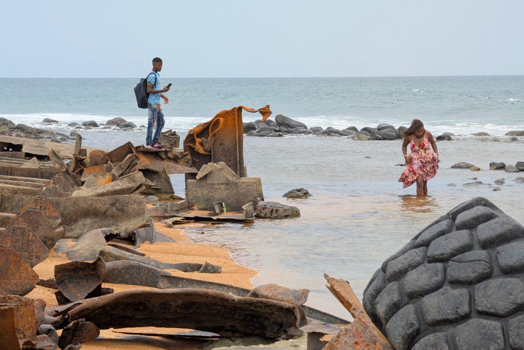 Mann fotografiert Frau im Wasser