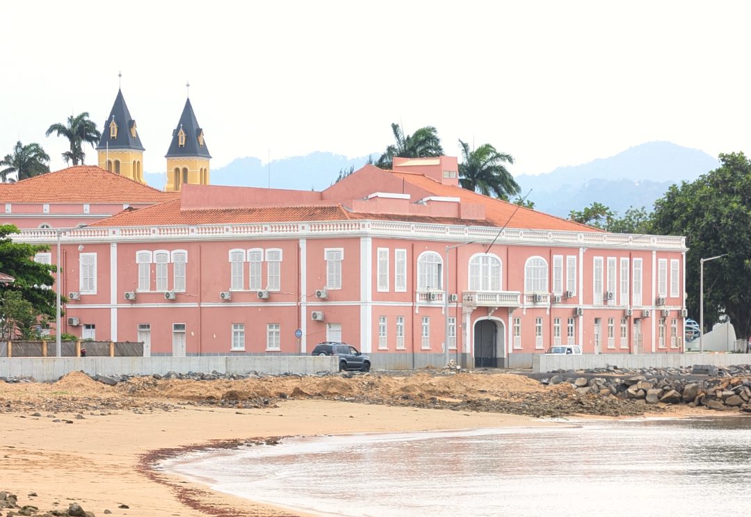 Rosafarbener Palast an einem Strand