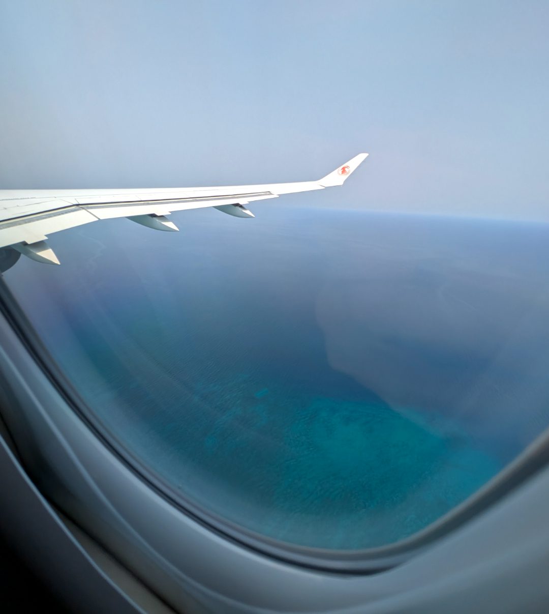 Flugzeug über dem Meer