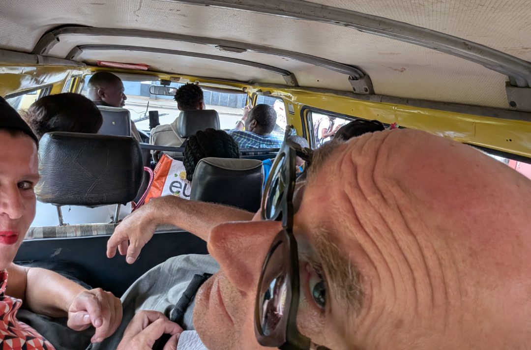 Vollgestopfter Minibus mit Touristen in Afrika