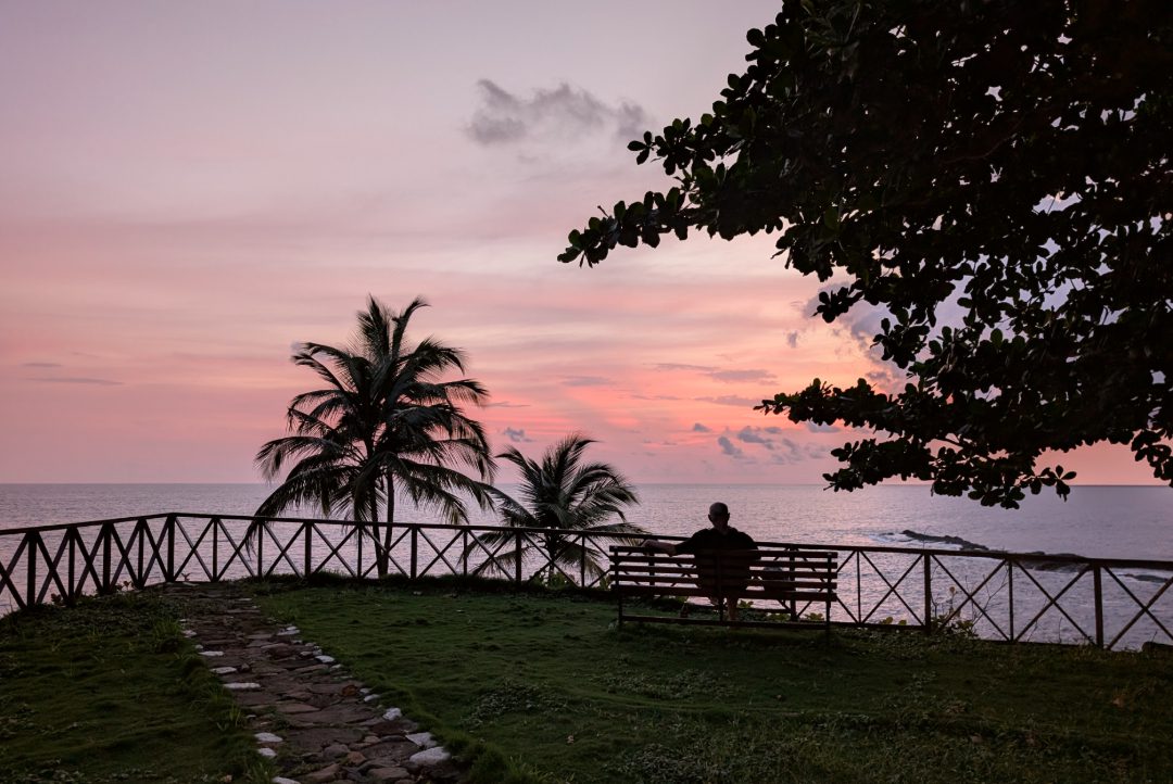Sonnenuntergang in den Tropen am Meer