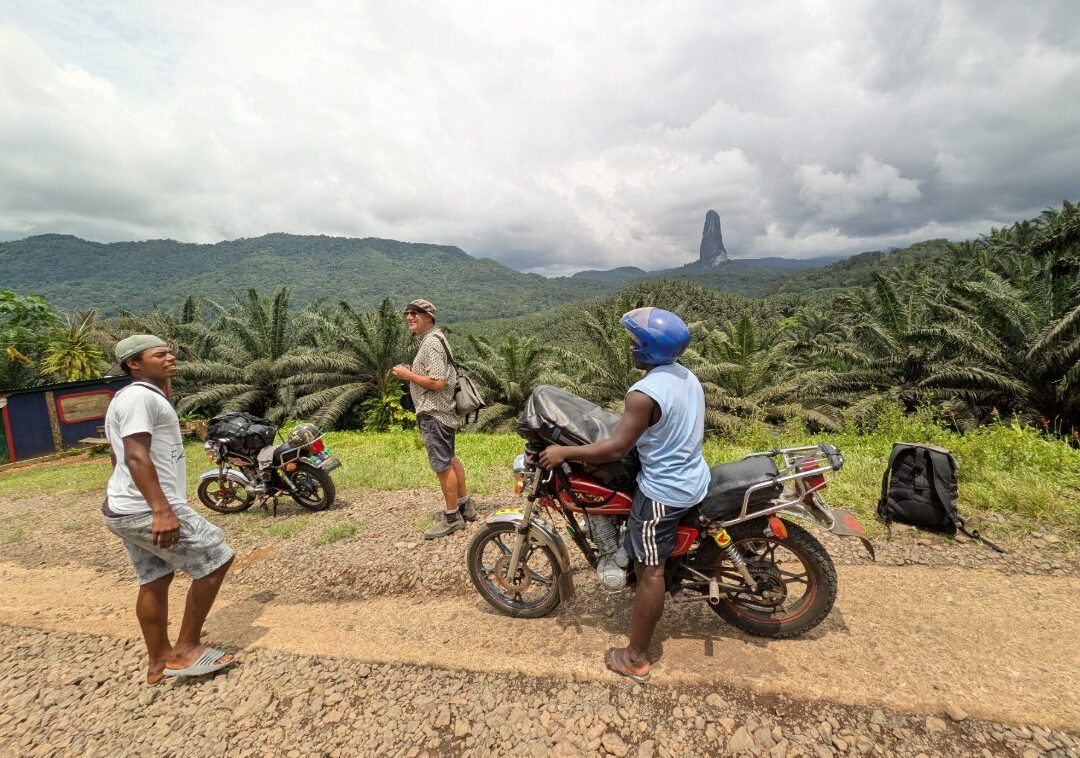 Motorräder und Touristen vor herrlicher Tropenlandschaft