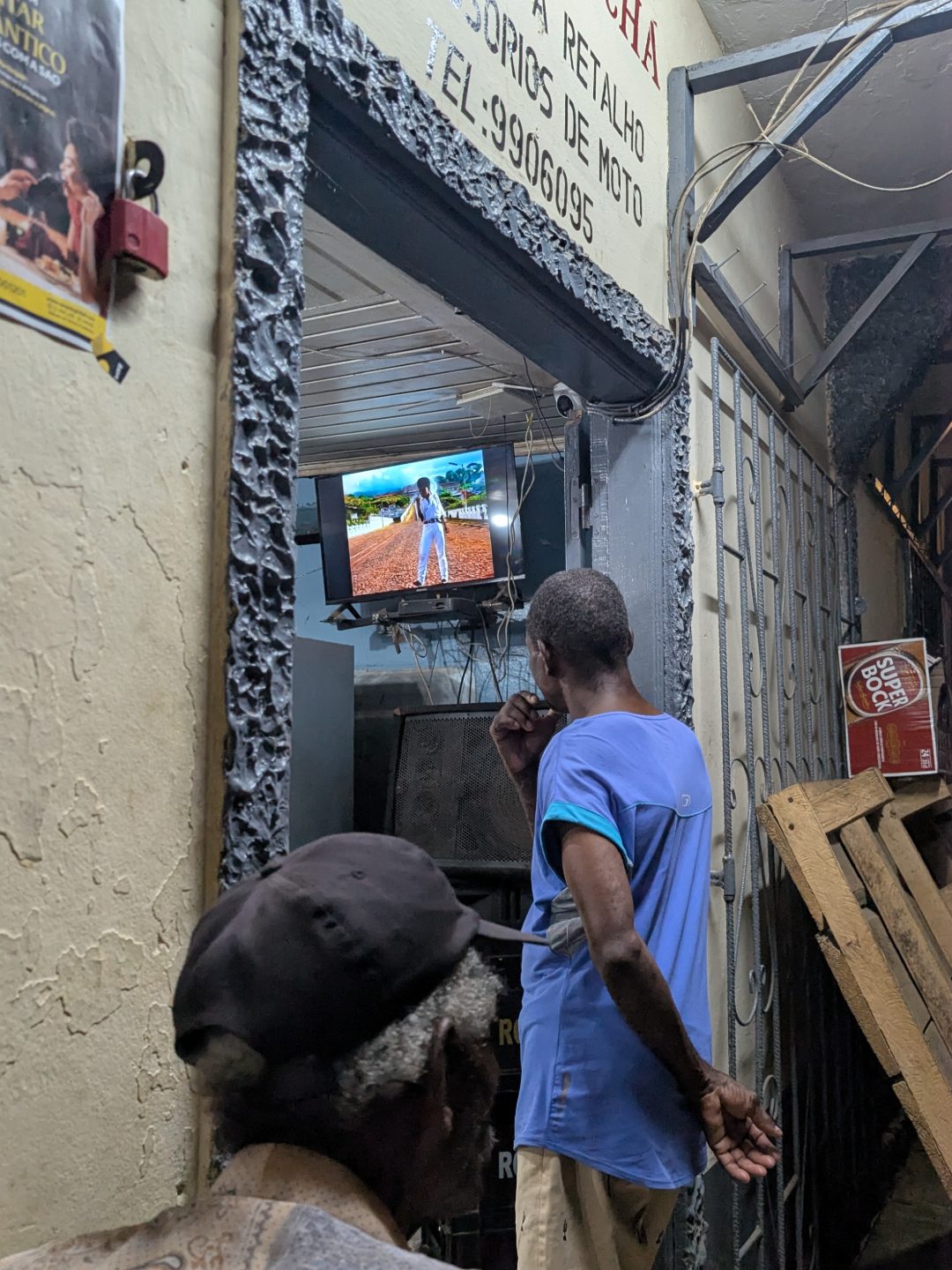 Fernseher läuft in einer Bar