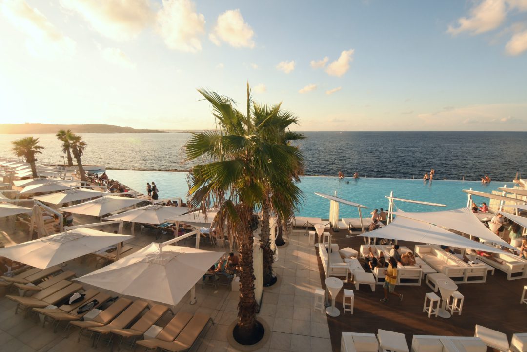 Infinitypool am Meer