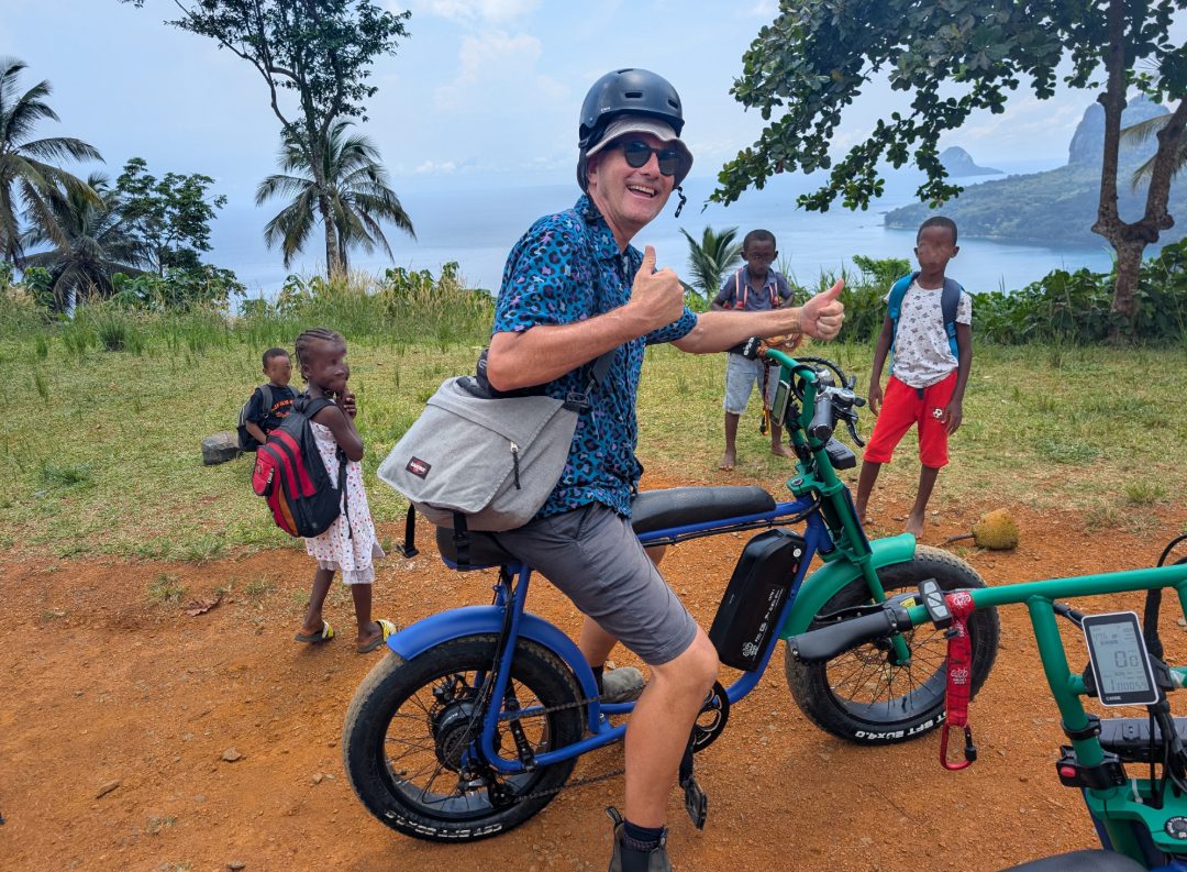 Kinder umzingeln Touristen mit E-Bike