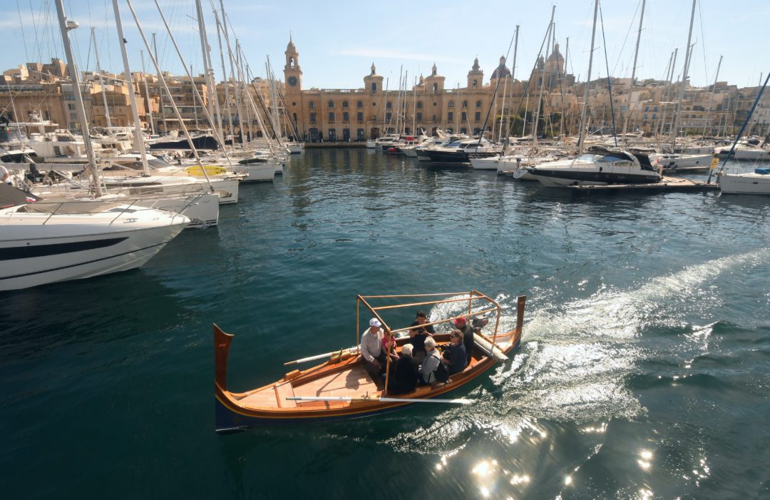 Wassertaxi fährt durch schönen Hafen im Mittelmeerraum