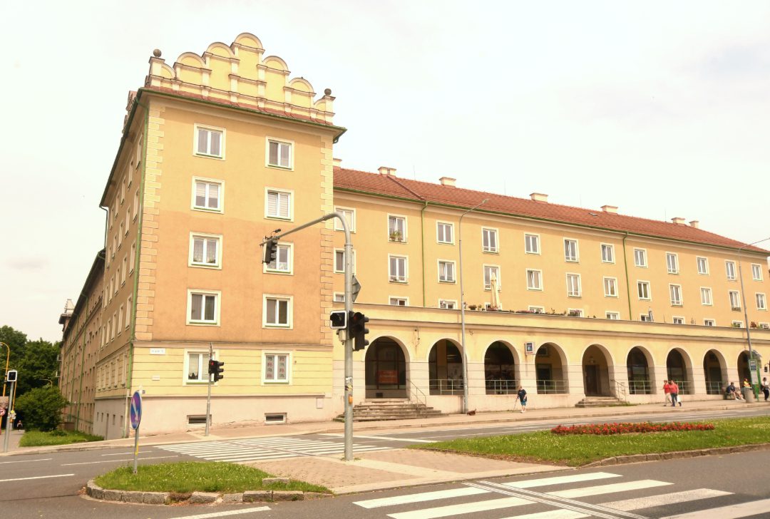 Leere Stadt mit Bauten, die die Renaissance zitieren