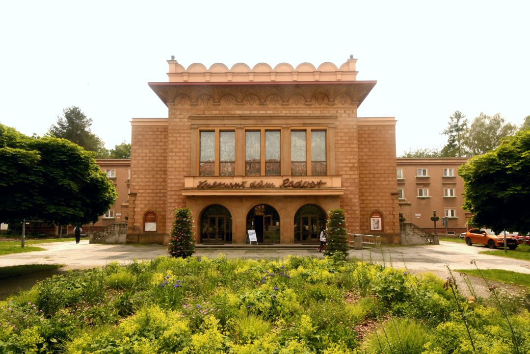 Haus mit Renaissancedach, Aufschrift "Kulturni dum Radost"