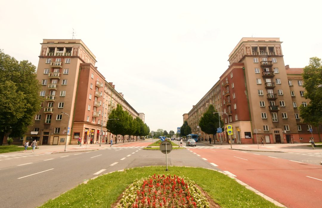 Breite leere Straße mit Blumenrabatten in der Mitte