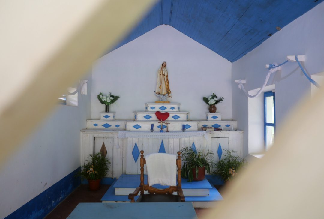 Interieur einer Kapelle, durch die Tür fotografiert