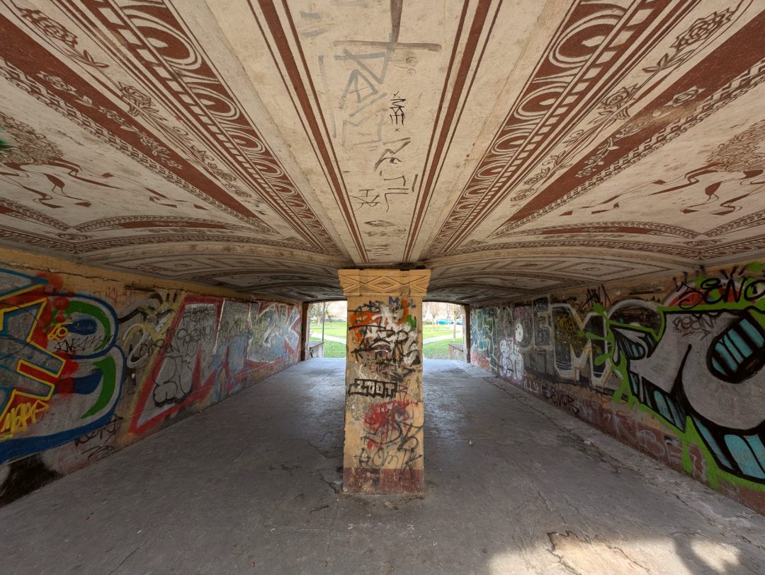 Durchgang mit folkloristischen Deckenmalereien und Graffiti