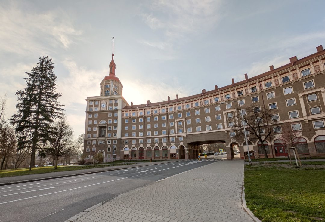 Palastartiges Gebäude im Stil des sozialistischen Realismus