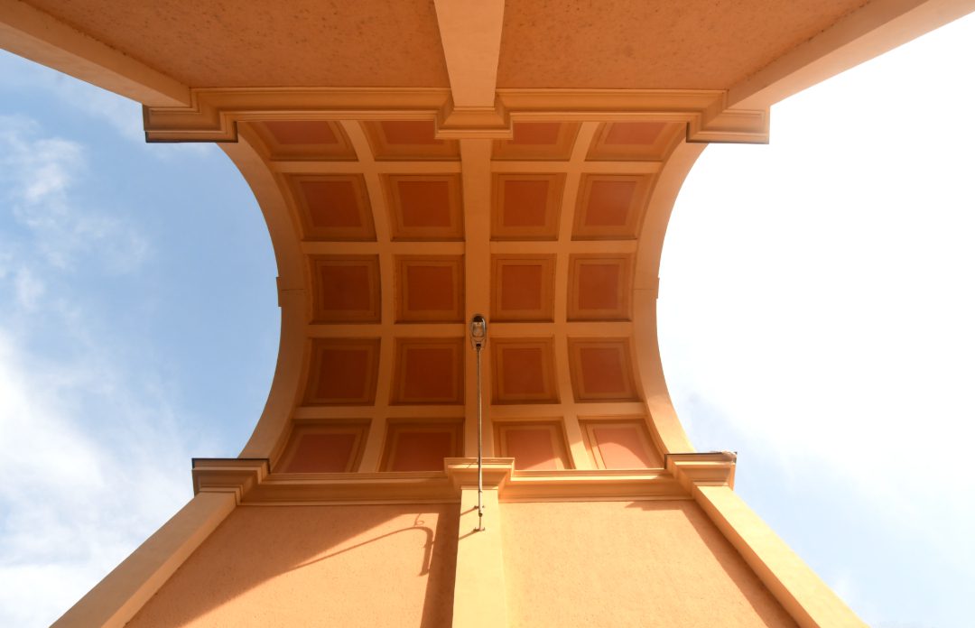 Torbogen mit Kassettendecke von unten fotografiert