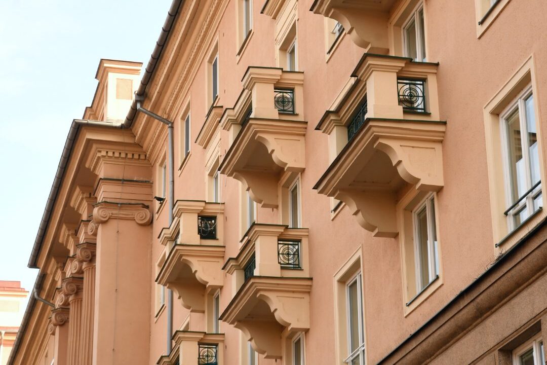 Balkone eines rosafarbenen Gebäudes