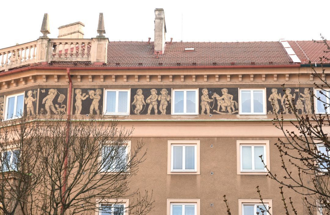 Haus mit Fries unterm Dach
