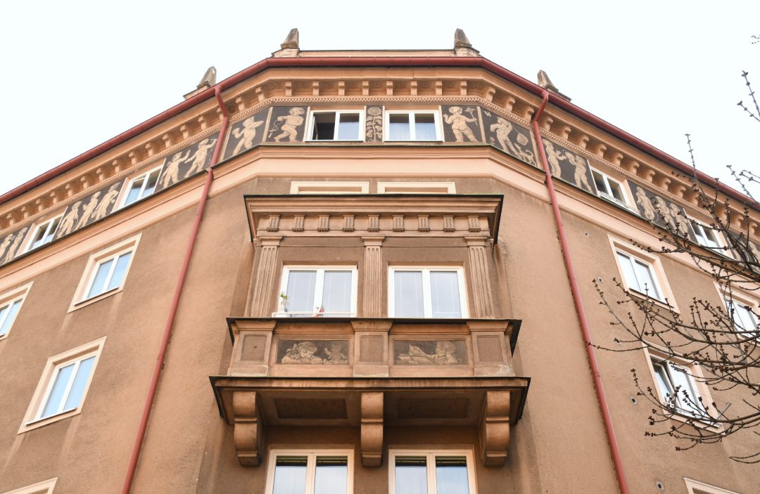 Haus mit Fries unterm Dach