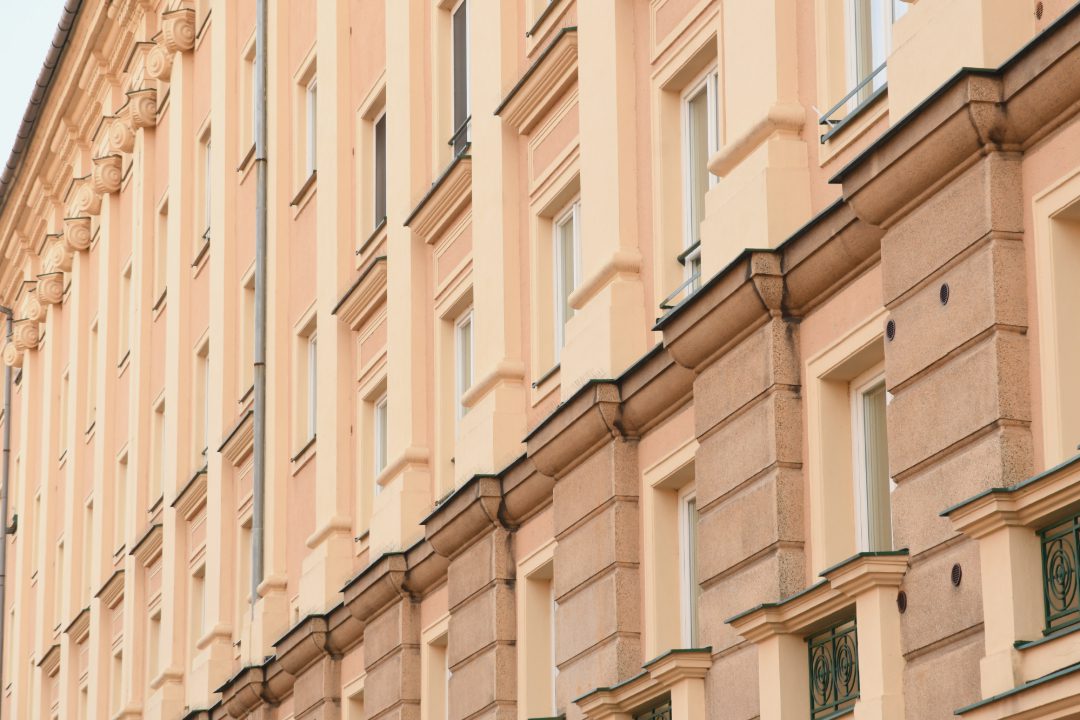 Rosafarbenes Gebäude