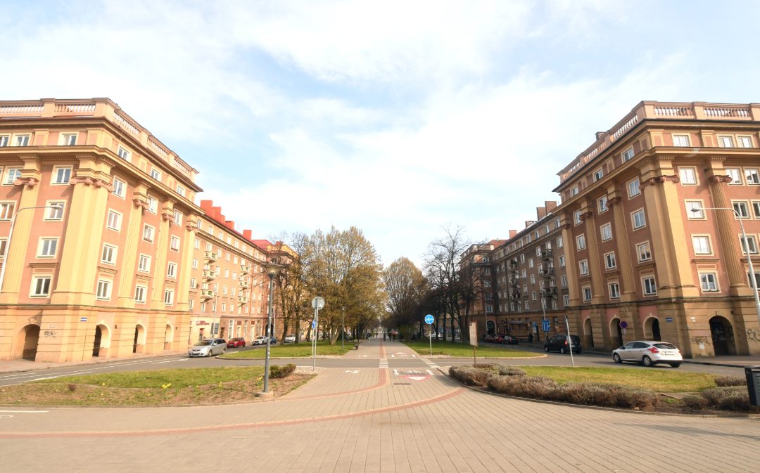 Leere breite Straße