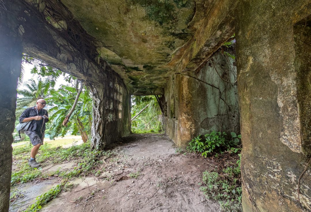 Mann betritt Ruine eines Lost Places