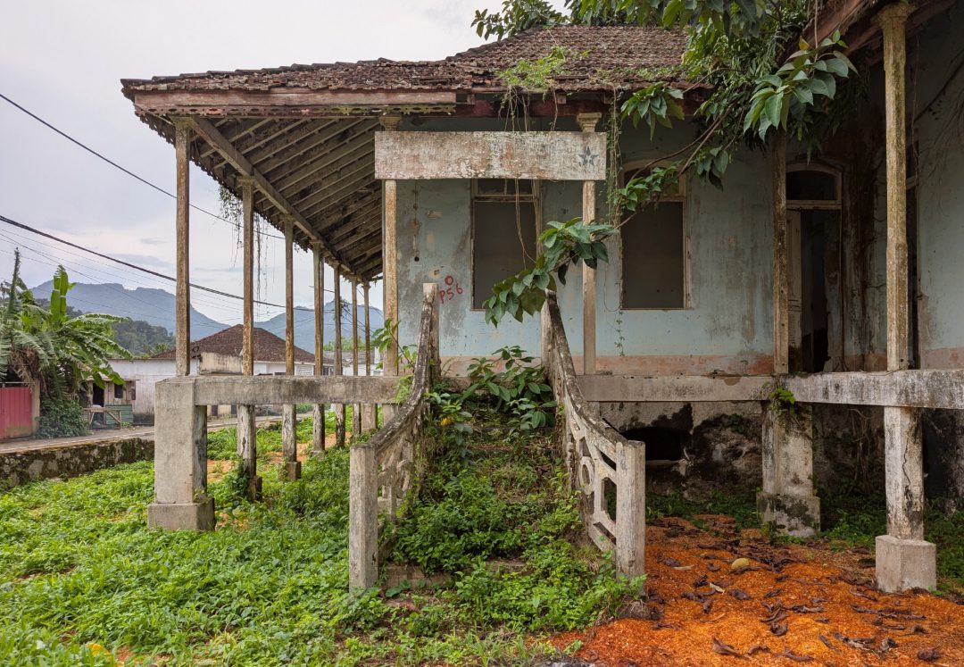Charmante Ruine in tropischem Land