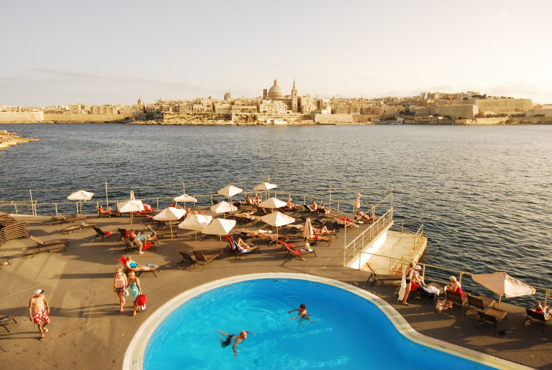 Pool mit Blick auf schöne Stadt