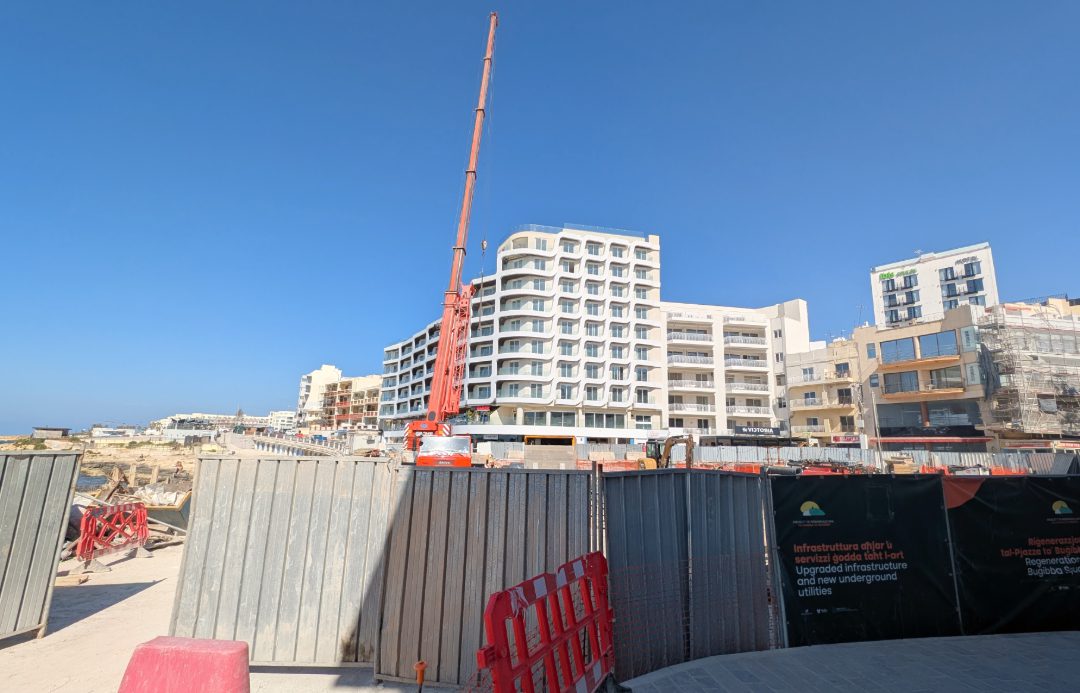Baustelle und stahlblauer Himmel