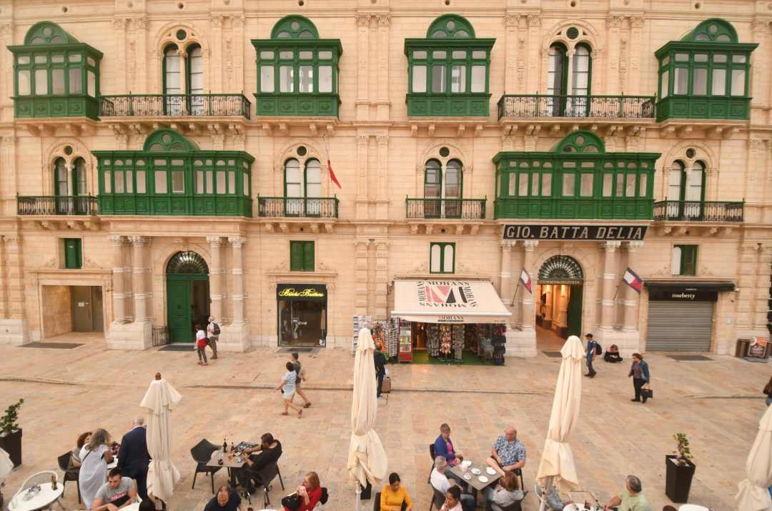 Heller Stadtpalast mit grünen Erkern